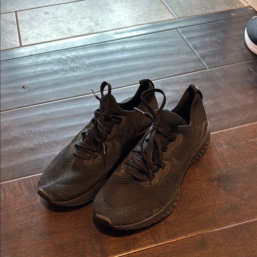 Black nike running shoes